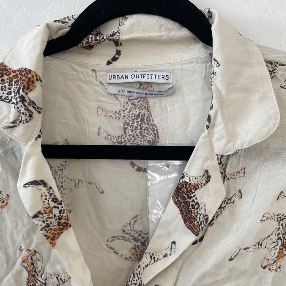 ⭐️ UO Printed Button Down Shirt Leopard Cheetah Cat Hipster Artsy Trendy Blouse - Picture 4 of 5